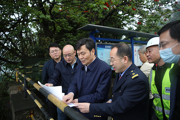 中国铁路成都局集团有限公司总经理赵文芳走访调研万州港红溪沟港区