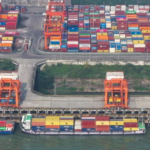枢纽港的“智慧基因” 探访重庆果园港的一天