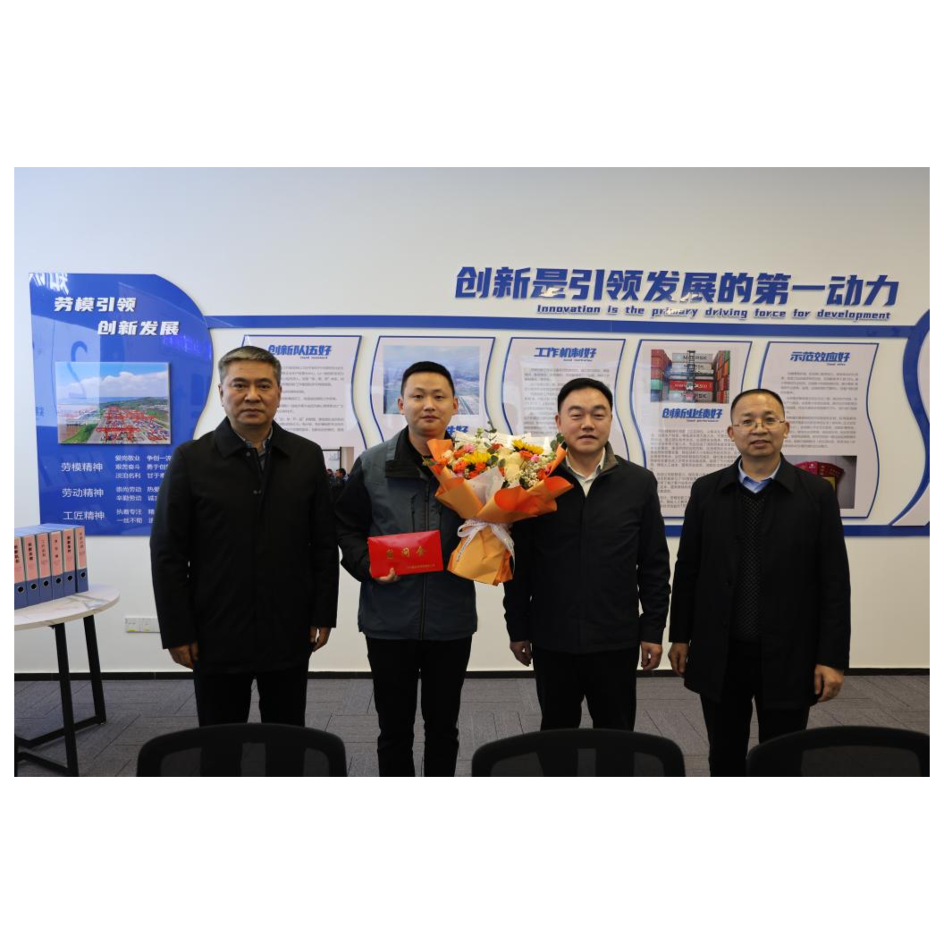 市国资委党委副书记邓美涛一行到果园集装箱公司慰问全国劳动模范胡万琪