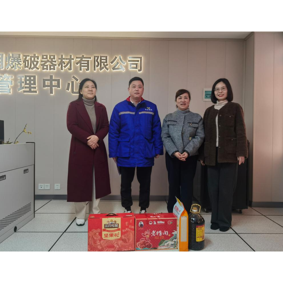 文雨梅一行到渝物民爆公司看望慰问困难职工
