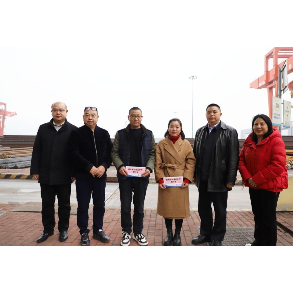 敖辉一行到两江物流公司慰问困难党员和职工