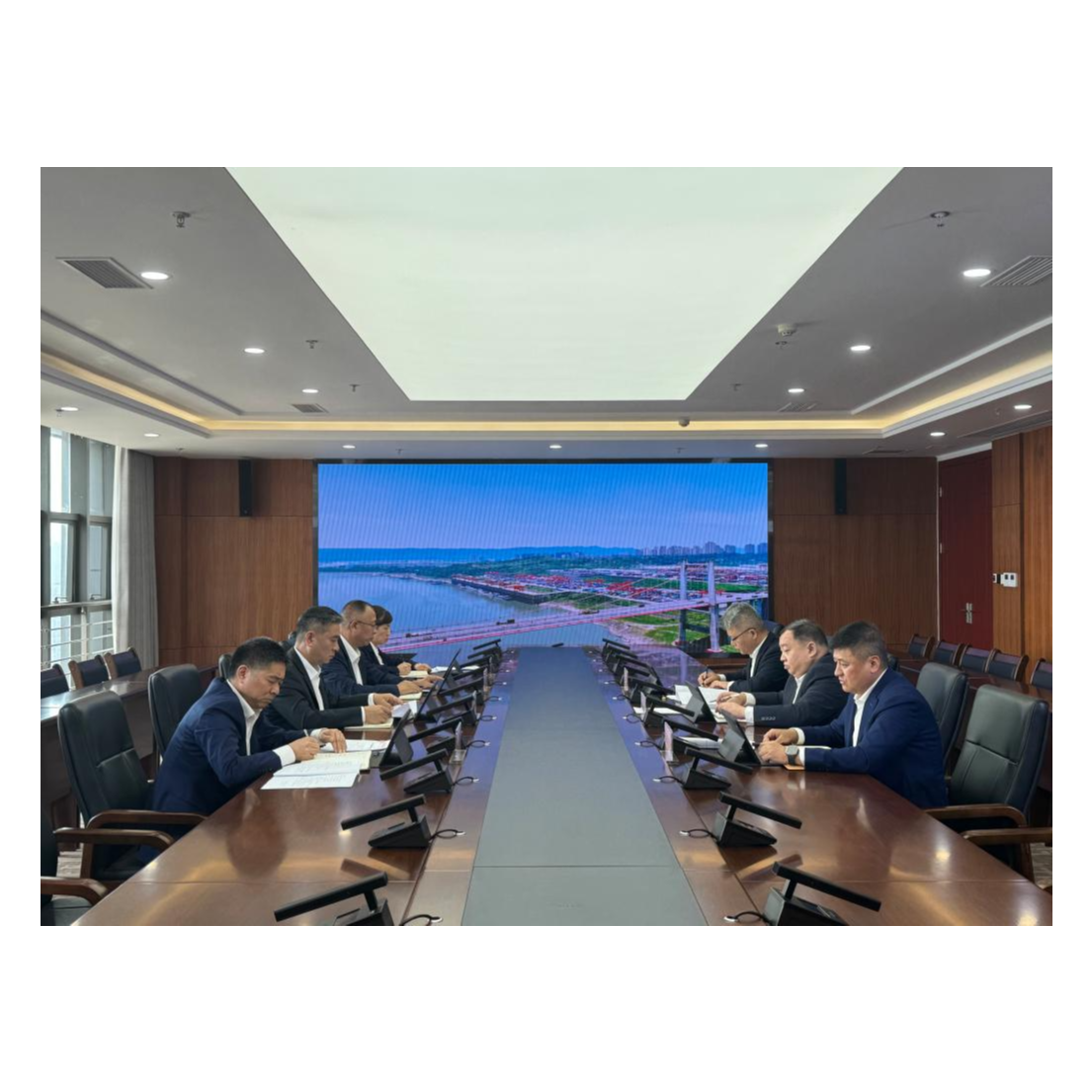 重庆港党委召开2024年第10次党委理论学习中心组学习会