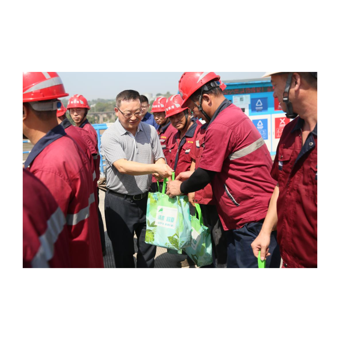 夏日送清凉 慰问暖人心——况勋华一行到珞璜公司、江津公司调研并看望慰问一线职工