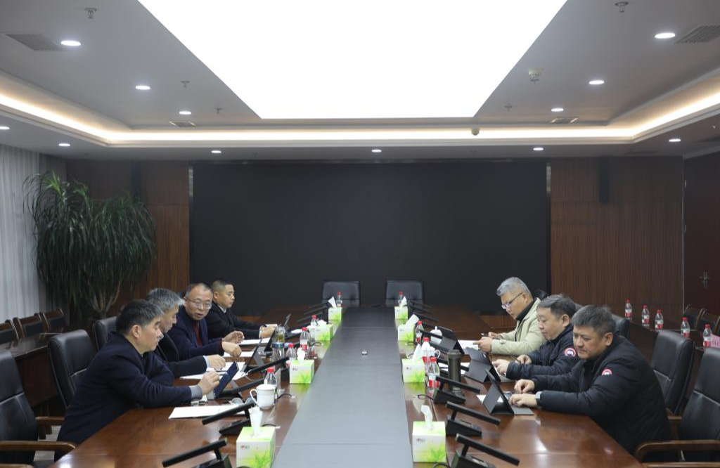 重庆港党委召开2026年第2次理论学习中心组学习会暨2025年度民主生活会会前集体学习研讨